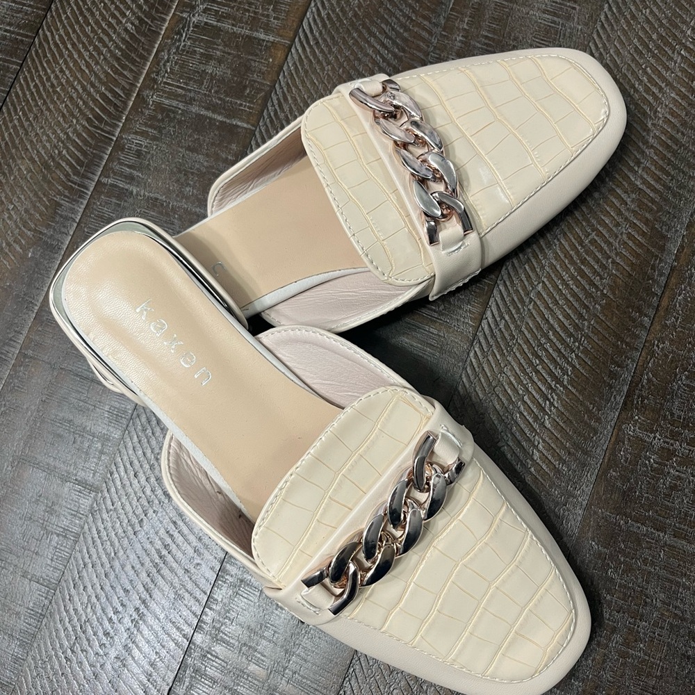 Kaxen Cream Chain Detail Women's Loafers